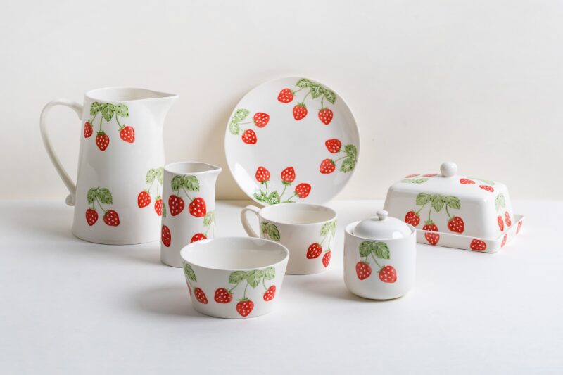 DS406023 (1) Strawberry Tabletop collection